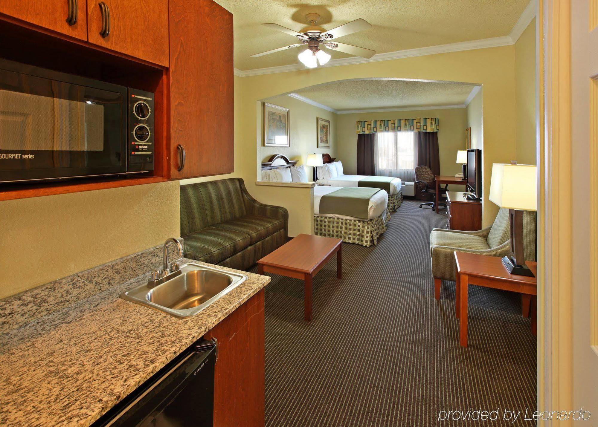 Holiday Inn Express Hotel & Suites Greenville By Ihg Exterior photo