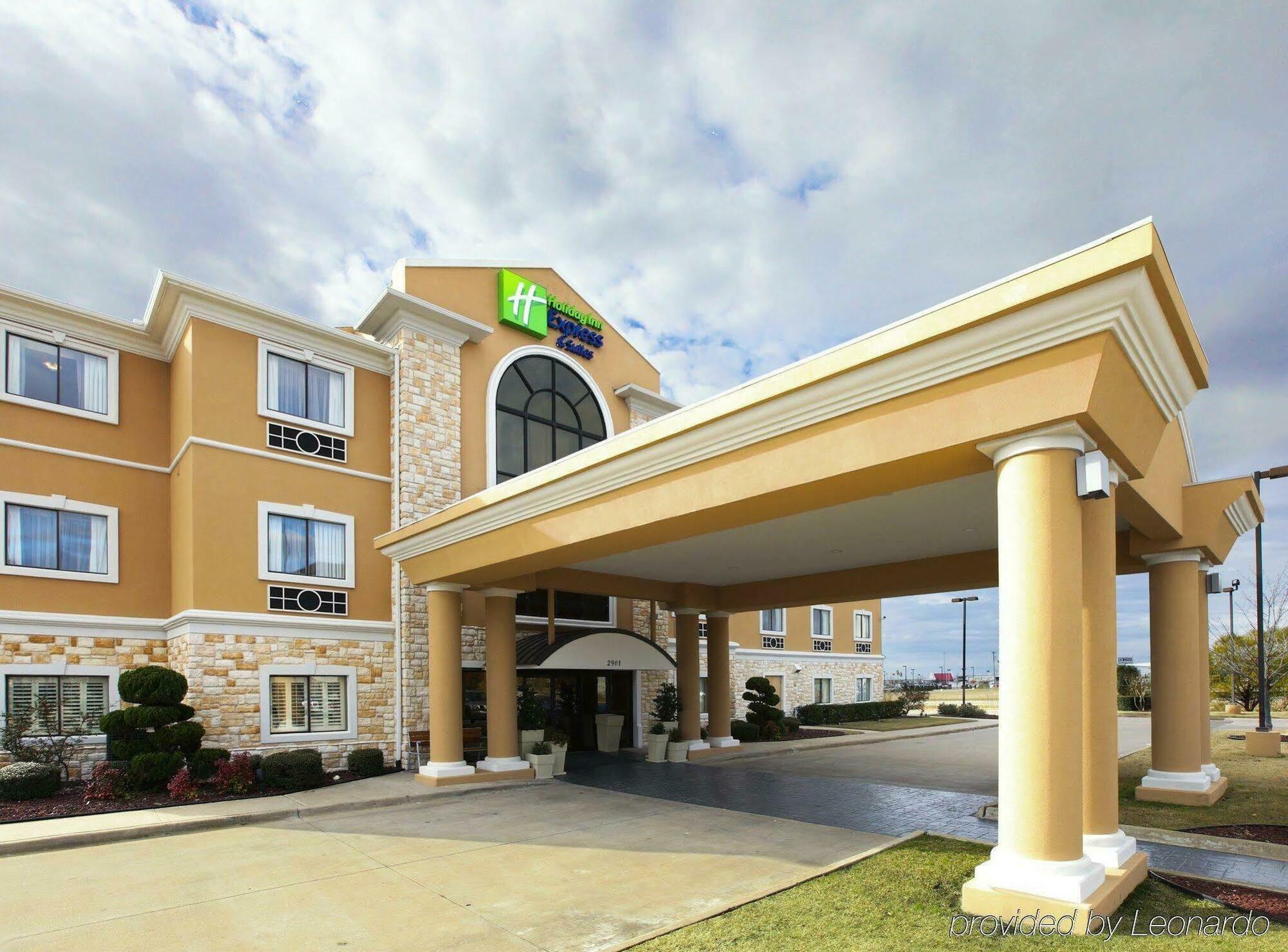 Holiday Inn Express Hotel & Suites Greenville By Ihg Exterior photo