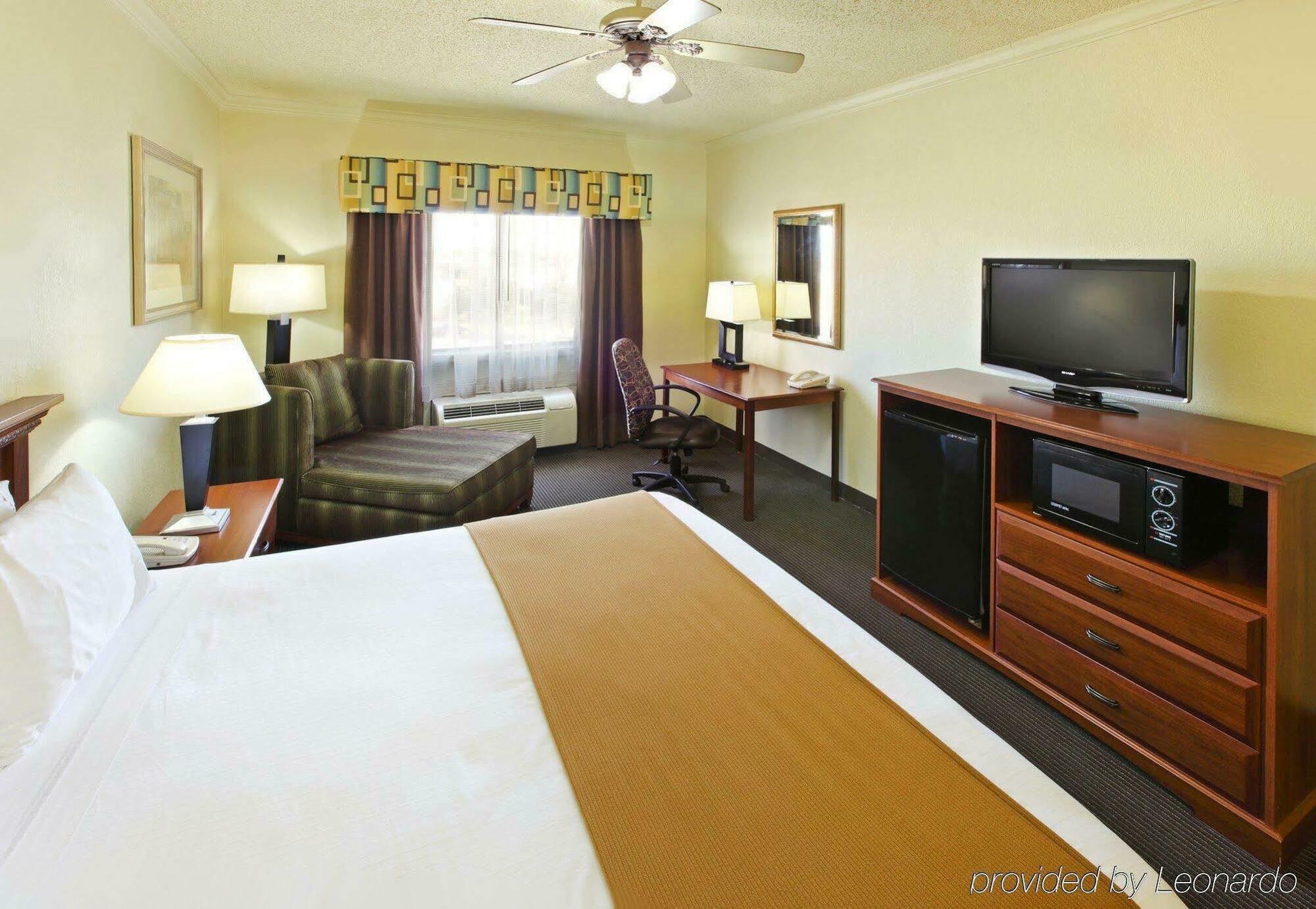 Holiday Inn Express Hotel & Suites Greenville By Ihg Exterior photo